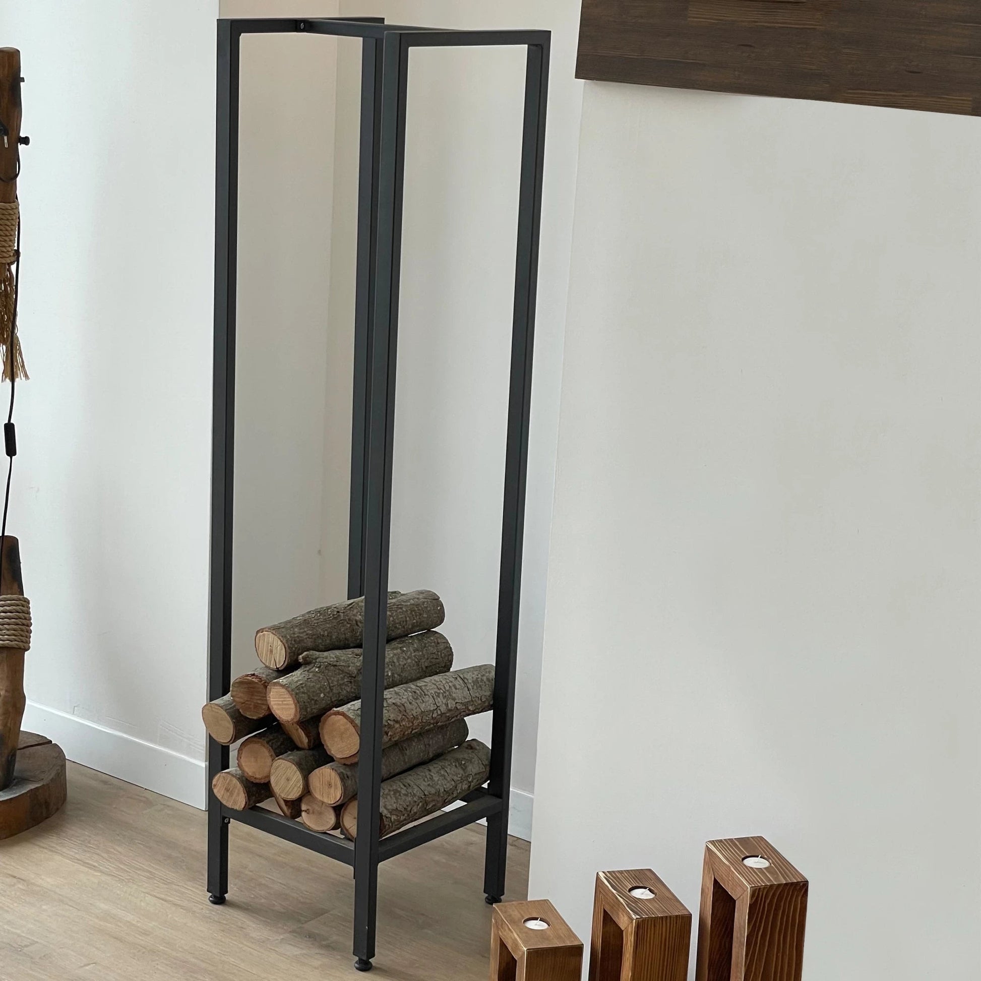 In And OutdoorMatch Brandhout Rek Cleo - Houtopslag - 35x35x140 cm - Mat Zwart - Staal - Robuuste Constructie Houtrek