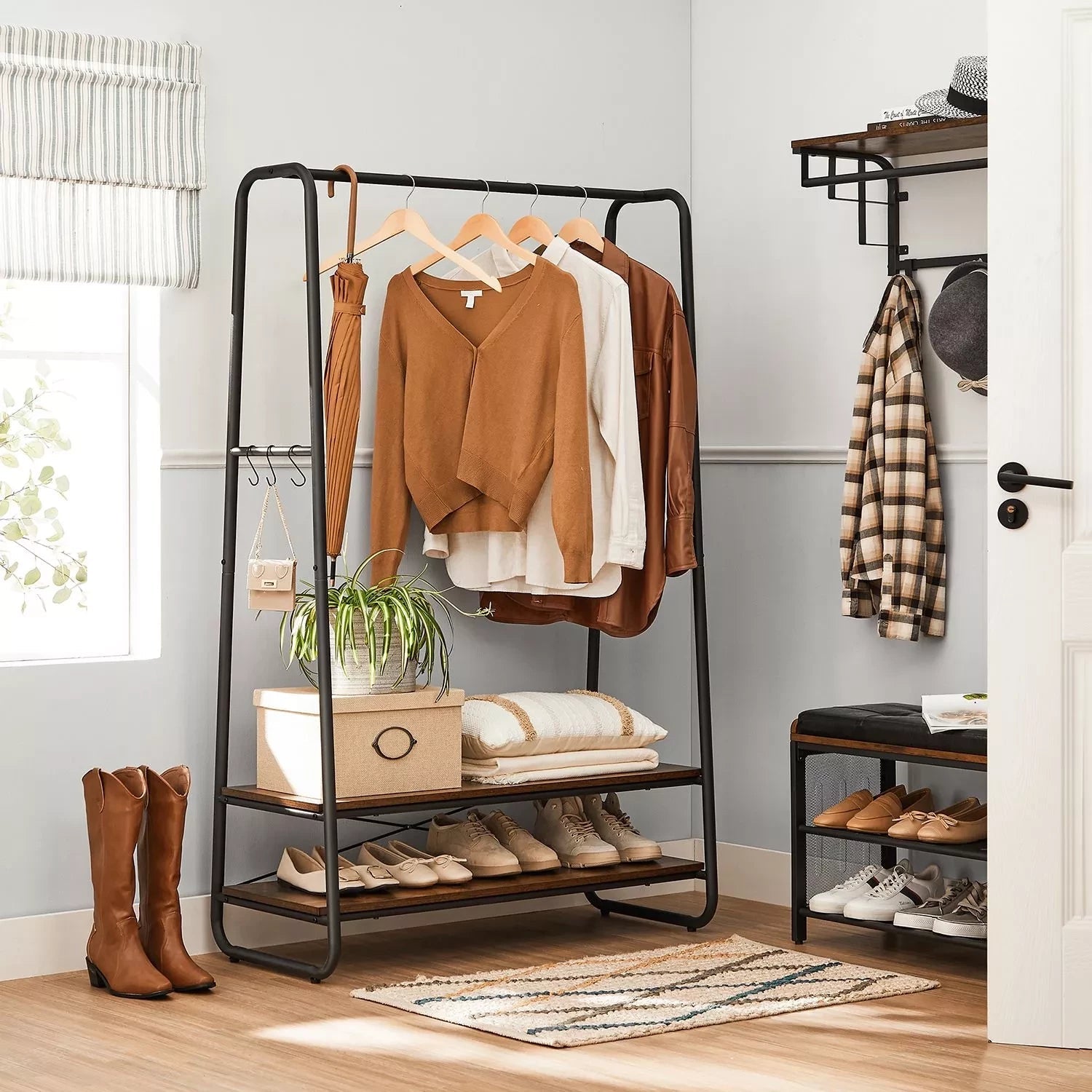 In And OutdoorMatch Kledingrek Callie - Kapstok - Kledingkast - 2 planken - 6 S-vormige haken - Stalen Frame - Industrieel Design - Vintage Bruin/Zwart Kapstok