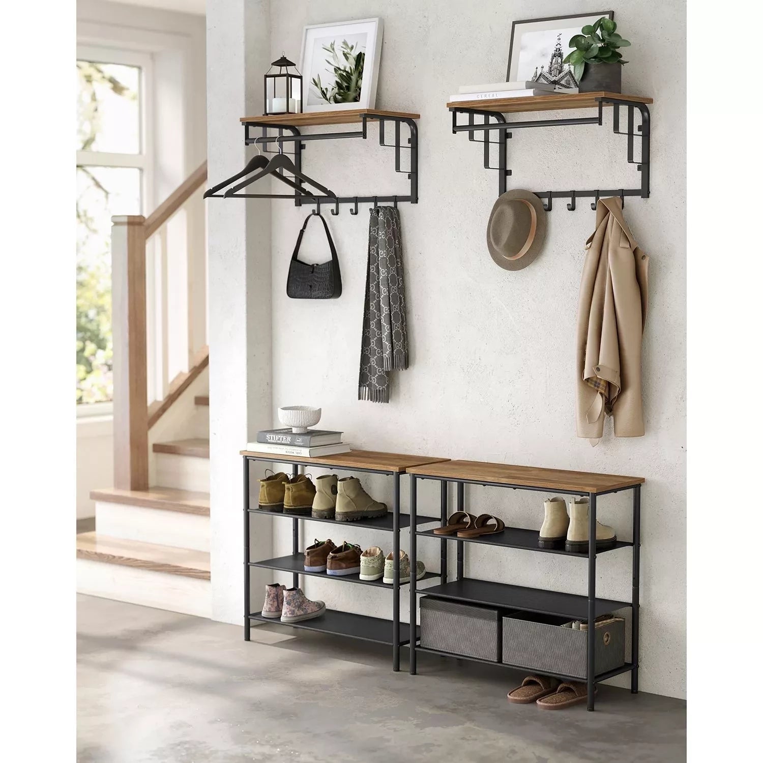 In And OutdoorMatch Wandkapstok Sammy - met Plank - Wandplank - met 10 Verwijderbare Haken - Hangplank - Wandmontage - 2 Kapstokken - Kledingstang - voor Hal - Slaapkamer - Badkamer - Vintage Bruin/Zwart Kapstok