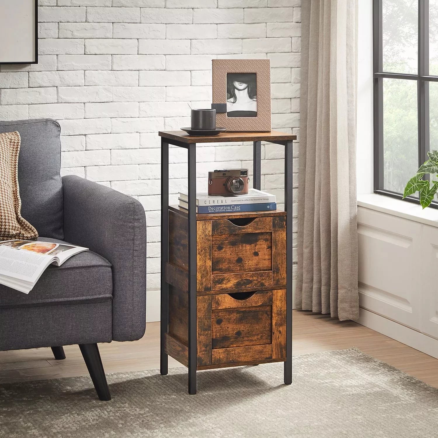 In En OutdoorMatch Kast Lewis- 2 Lade - Open Vak - Dressoir - Badkamerkast - 37x30x80cm - Vintage - Bruin Zwart Badkamerkast